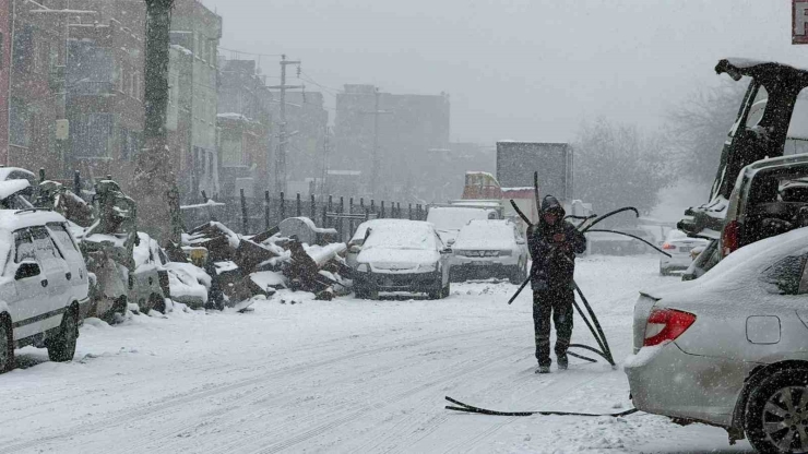 Diyarbakır’da Kar Yağışı Başladı