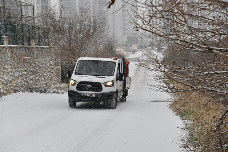 Yeşilyurt’ta Karla Mücadele Aralıksız Sürüyor