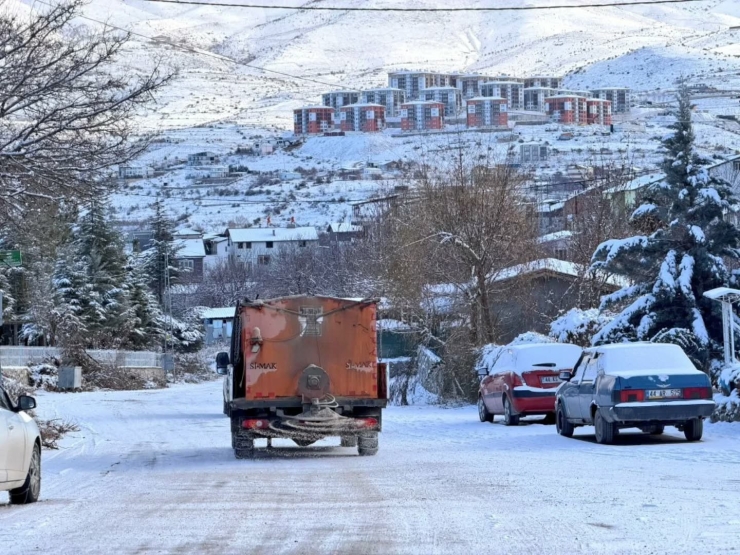 Yeşilyurt’ta Karla Mücadele Aralıksız Sürüyor