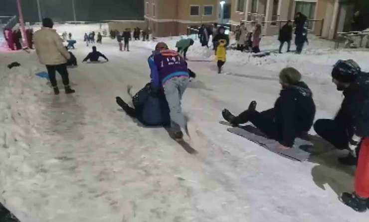 Gölbaşı İlçesinde Vatandaşların Kar Keyfi