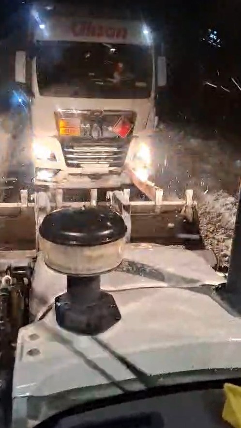 Karlı Yolda Mahsur Kalan Tır, İş Makinesiyle Kurtarıldı