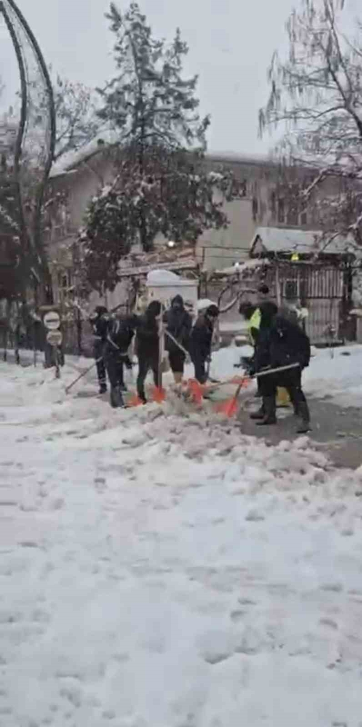 Çermik’te Karla Mücadele Devam Ediyor