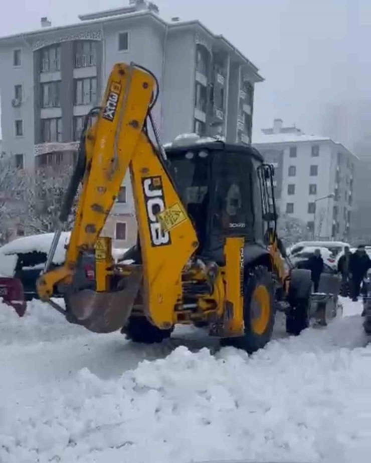 Diyarbakır’da Kar Esareti: Site Sakinleri Kiraladıkları Kepçeyle Yollarını Açtı