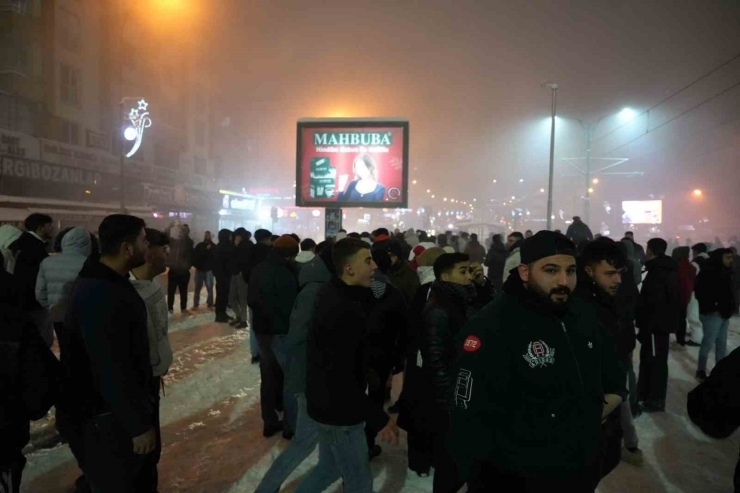 Gaziantep’te Yeni Yıl Kar Yağışı Altında Coşkuyla Kutlandı