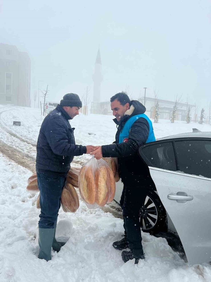 Kahta’da Sıcak Yemek, Çorba Ve Ekmek Dağıtımı