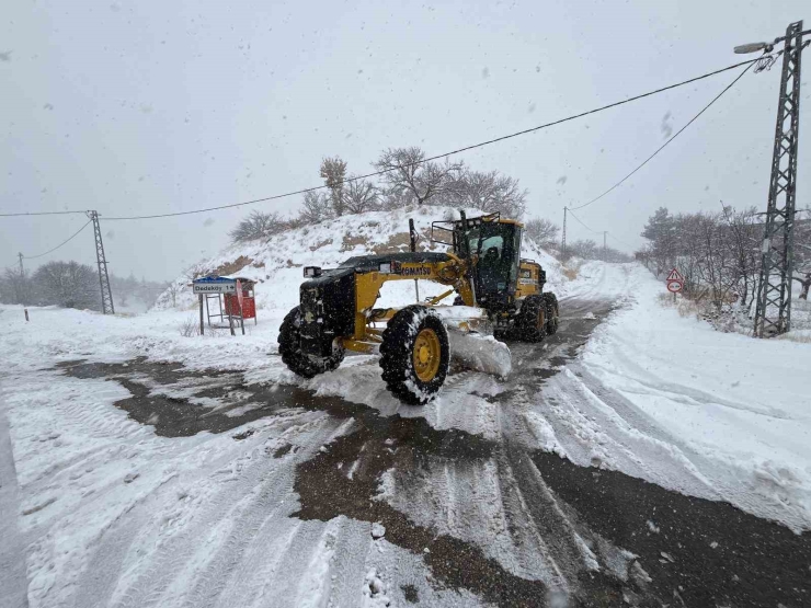 Malatya’da Kardan Kapanan Yollar Açılıyor