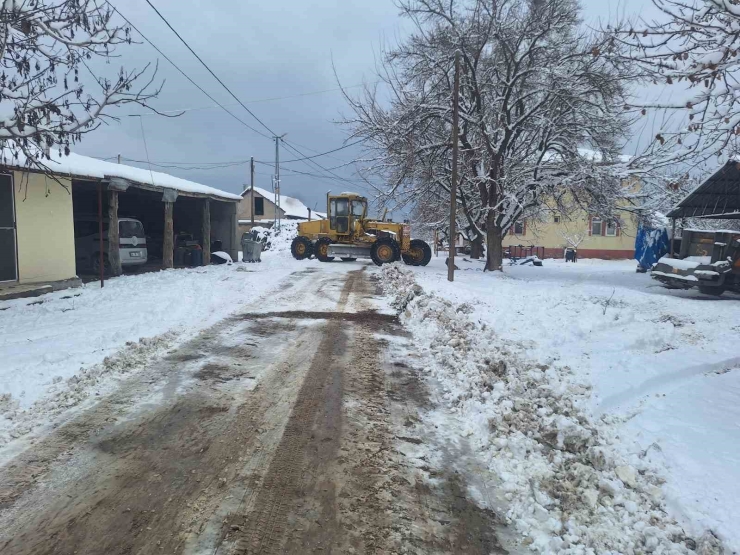 Malatya’da Kardan Kapanan Yollar Açılıyor
