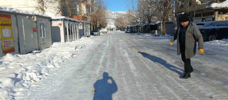 Gölbaşı’nda Yollar Buz Pistine Döndü