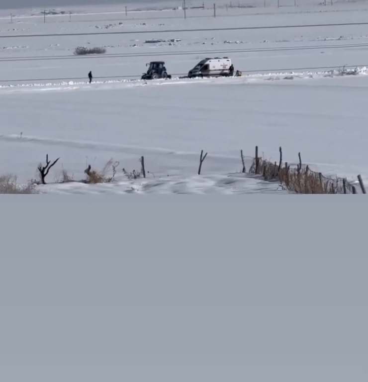 Diyarbakır’da Kara Saplanan Ambulans, Köylüler Tarafından Çıkartıldı