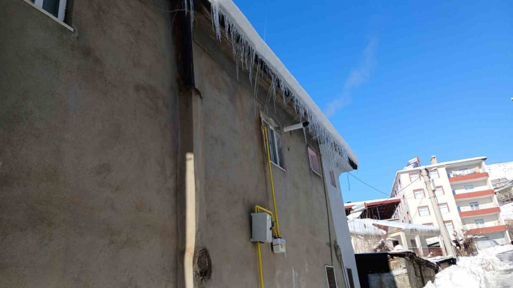 Kulp’ta Dondurucu Soğuk Günlük Yaşamı Felç Etti