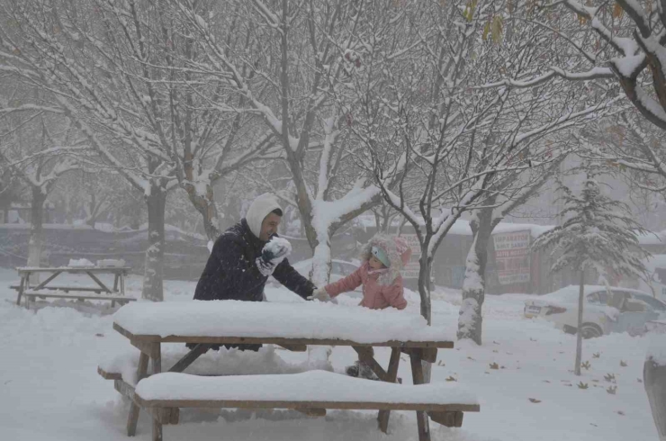 Besni’de Kar Yağışı İlçeyi Beyaza Bürüdü