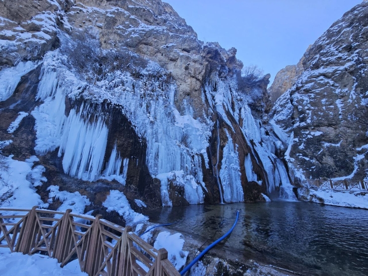 Malatya’da Gürpınar Şelalesi Buz Tuttu