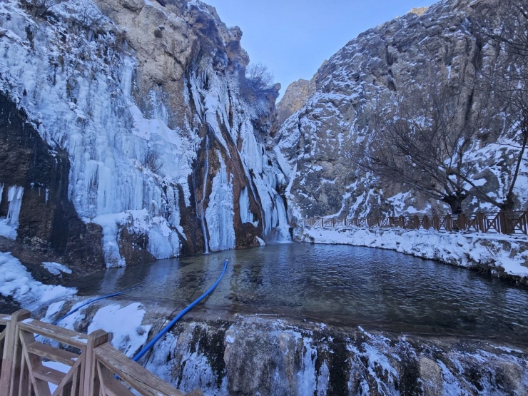 Malatya’da Gürpınar Şelalesi Buz Tuttu
