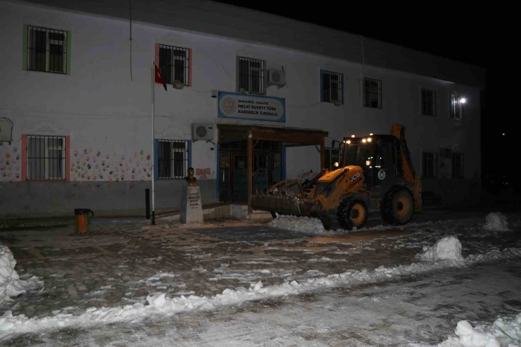 Okullarda Kar Temizliği Yapılıyor