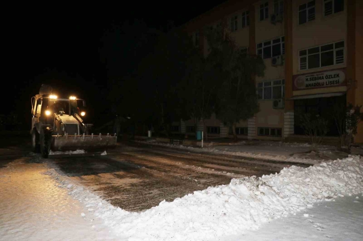 Okullarda Kar Temizliği Yapılıyor