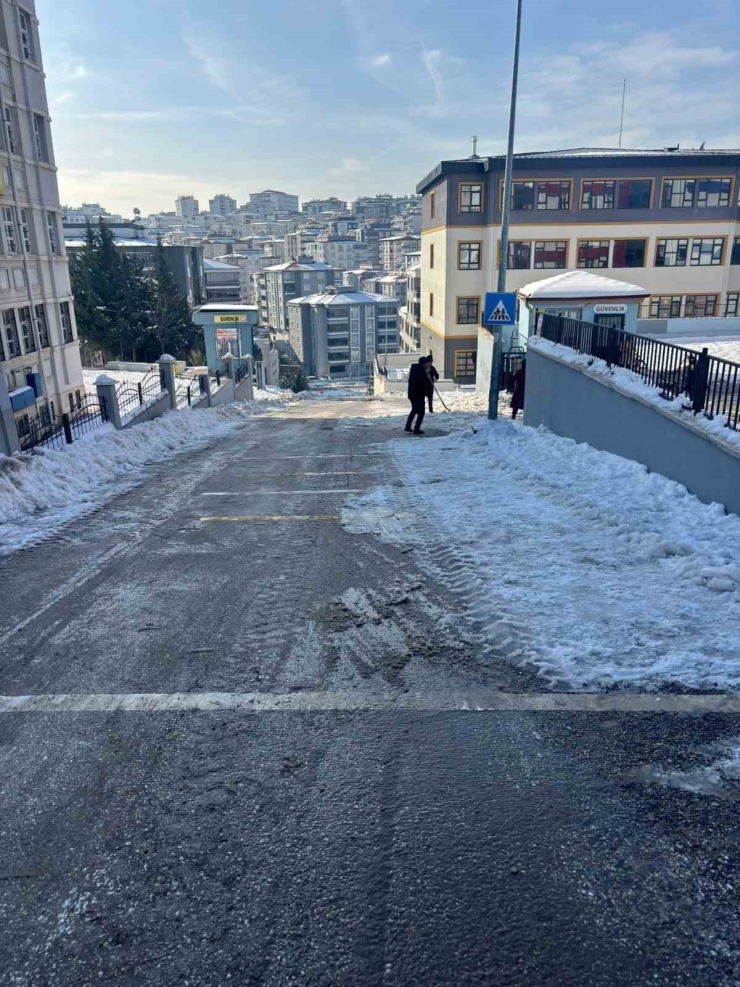 Şahinbey Belediyesi Okul Etraflarını Ve Yollarını Temizledi