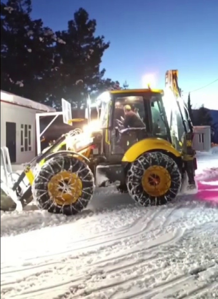 Zana Öğretmen Kepçeyle Okulunun Bahçesini Kendisi Temizledi