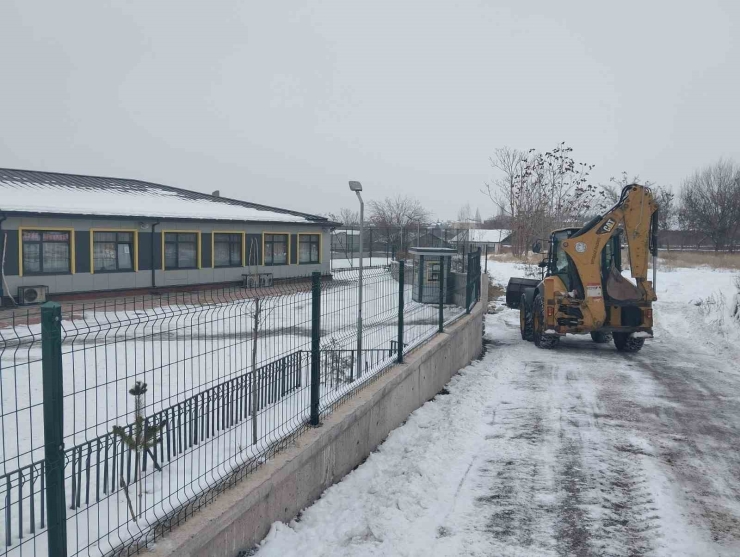 Battalgazi Belediyesi’nden Okul Bahçelerinde Kar Temizliği