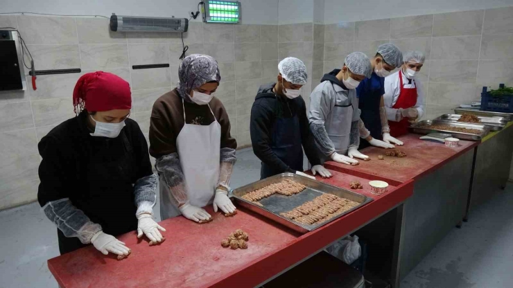 Gaziantep’te Öğrenciler Günde 12 Bin Kişiye Yemek Hazırlıyor