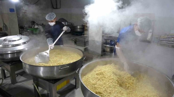 Gaziantep’te Öğrenciler Günde 12 Bin Kişiye Yemek Hazırlıyor