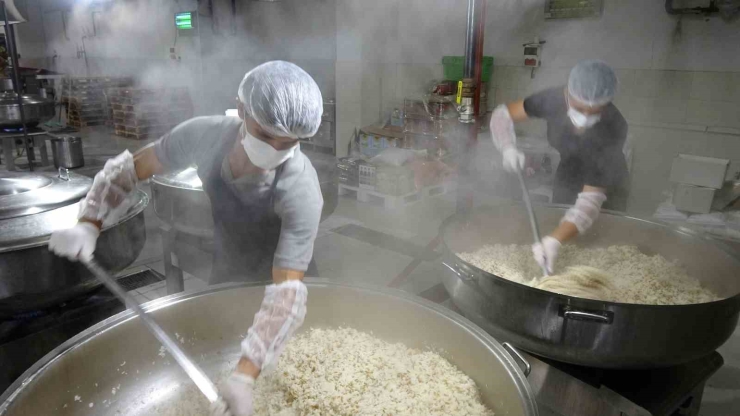 Gaziantep’te Öğrenciler Günde 12 Bin Kişiye Yemek Hazırlıyor