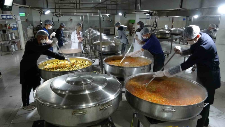 Gaziantep’te Öğrenciler Günde 12 Bin Kişiye Yemek Hazırlıyor