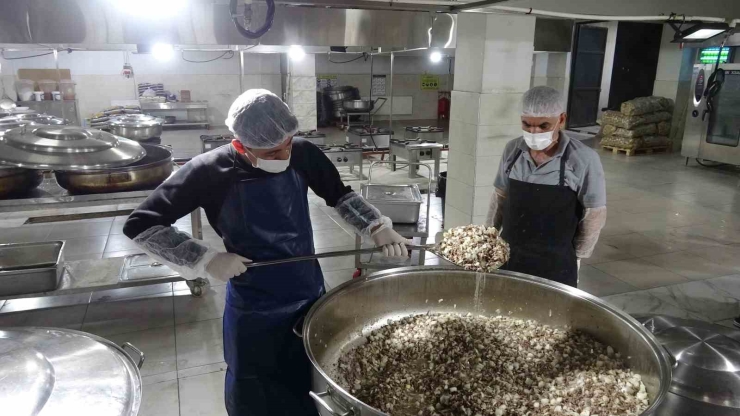 Gaziantep’te Öğrenciler Günde 12 Bin Kişiye Yemek Hazırlıyor