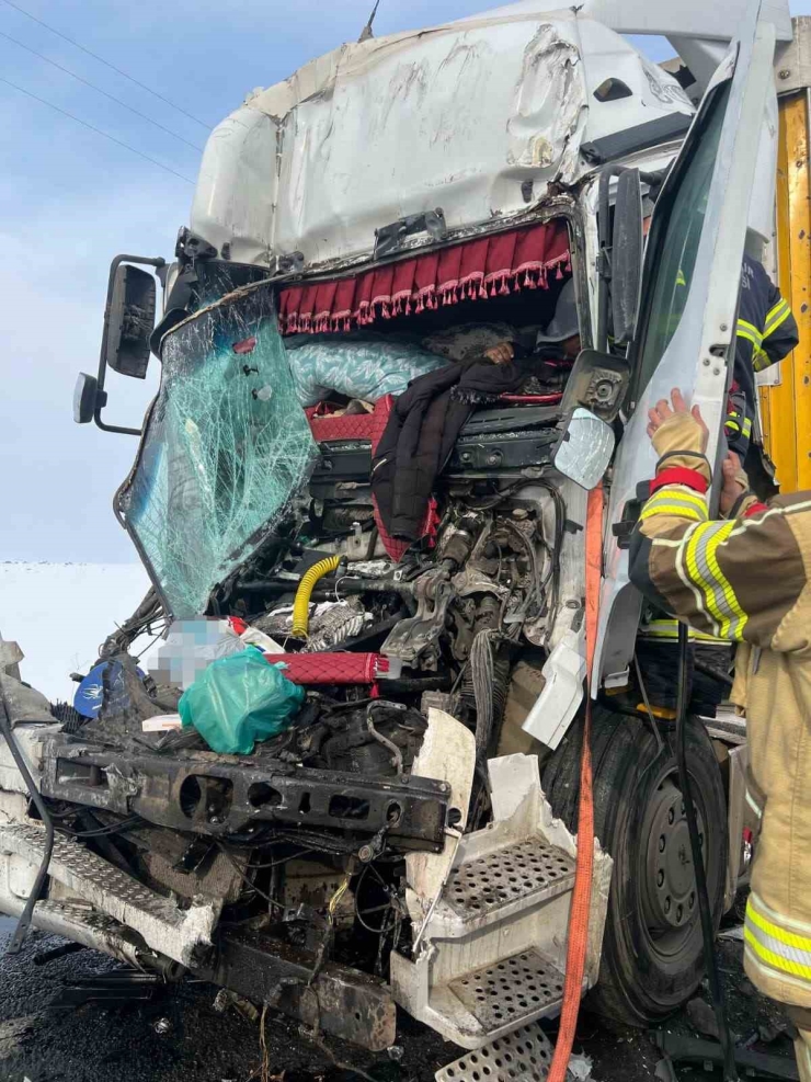 Seyir Halindeki Tır, Park Halindeki Tıra Çarptı: 1 Yaralı
