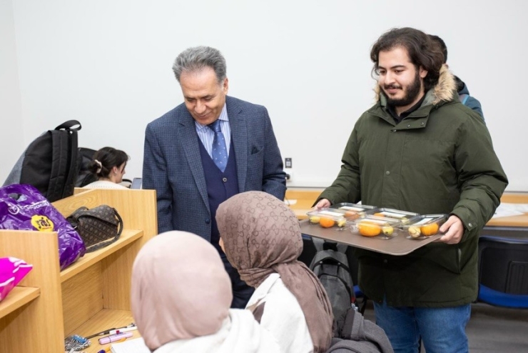 İnönü Üniversitesi’nde Final Haftasında Öğrencilere Meyve İkramı