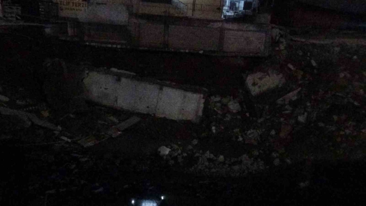 İstinat Duvarı Çöken Binadaki Vatandaşlar Tahliye Edildi