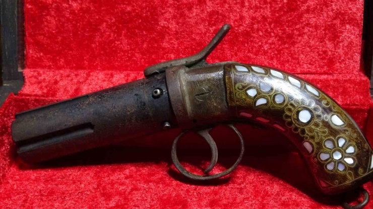 Gaziantep’te Antika Silahlar Sedef Kakma Sanatıyla Süsleniyor