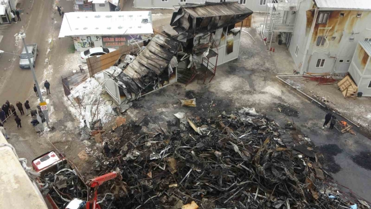 Malatya’da Şantiyede Çıkan Yangının Hasarı Gündüz Görüntülendi