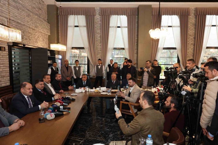 Büyükşehir Belediye Başkanı Gülpınar, Gazetecilerle Buluştu