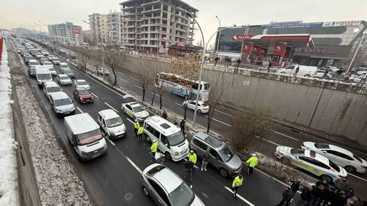 Kaza Yapan Sürücüler Kavga Edince Kelepçelenip Karakola Götürüldü