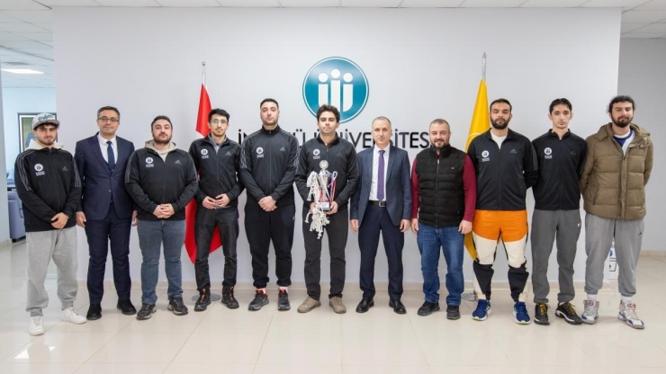 İnönü Üniversitesi Basketbol Takımı Şampiyon Oldu