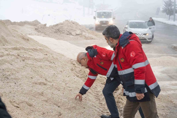 Büyükşehir Belediyesi Ekipleri Karla Mücadelede 7/24 Sahada