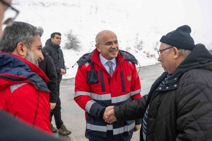Büyükşehir Belediyesi Ekipleri Karla Mücadelede 7/24 Sahada