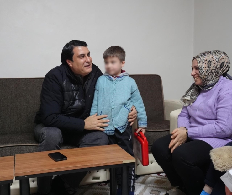 Yılmaz’dan Evi Yanan Kömek Ailesine Anlamlı Ziyaret