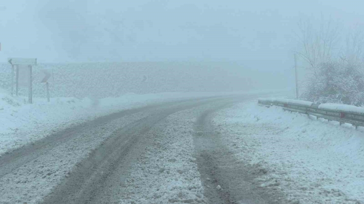 Karlı Yolda Birçok Araç Mahsur Kaldı