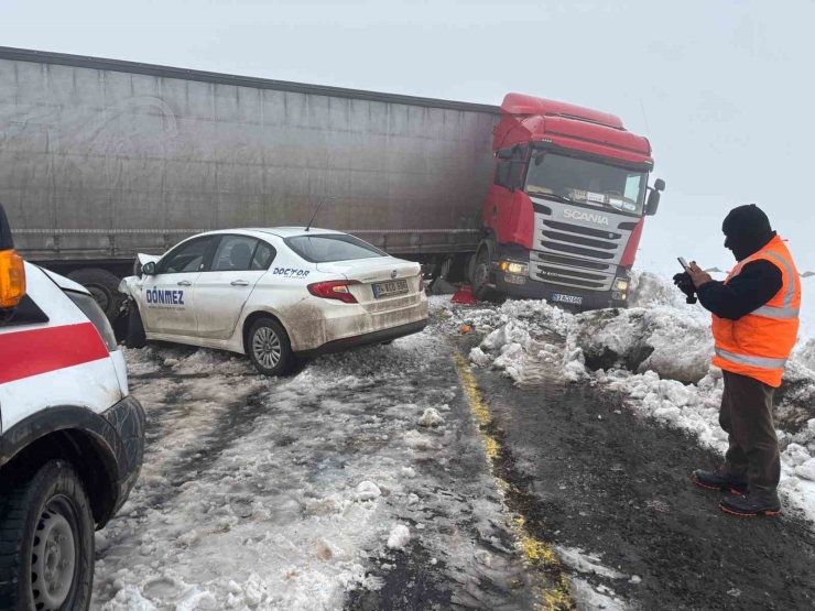 Viranşehir-diyarbakır Yolunda Zincirleme Kaza: 4 Yaralı