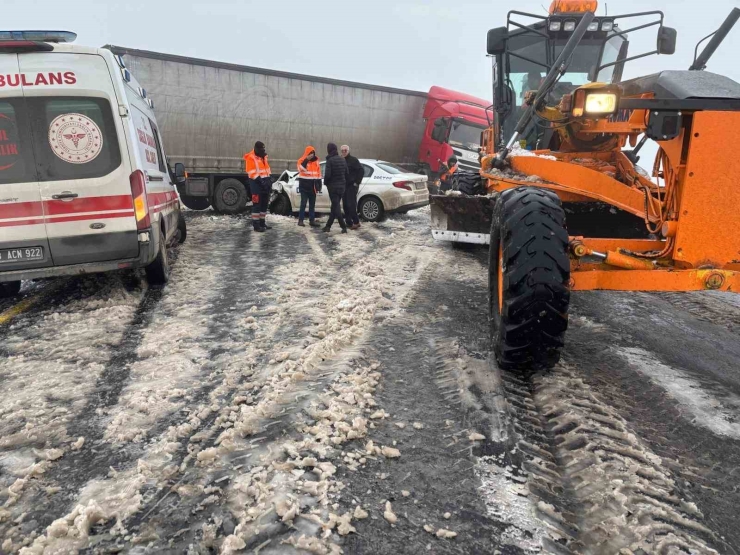 Viranşehir-diyarbakır Yolunda Zincirleme Kaza: 4 Yaralı