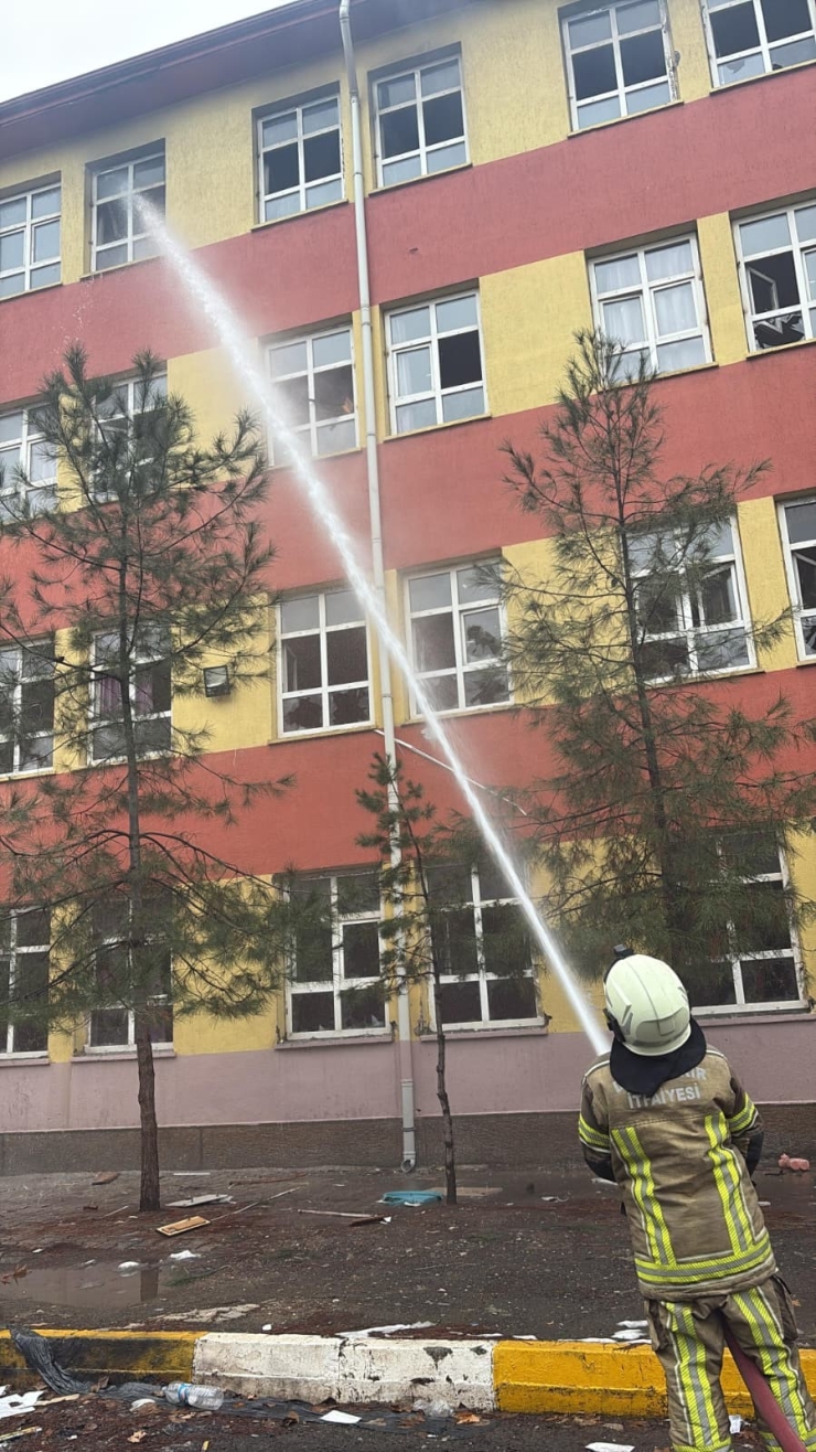 Diyarbakır’da Boş Okulda Yangın