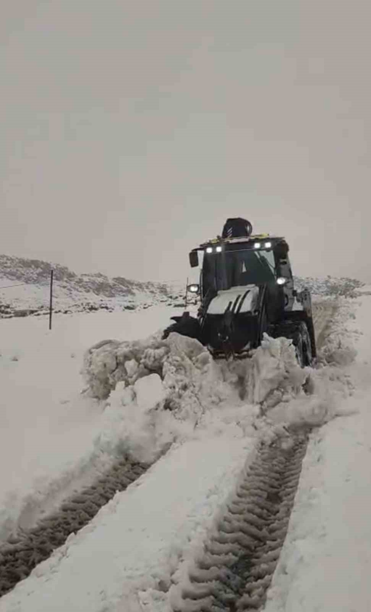 Çermik’te Kardan Dolayı Kapanan Mahalle Yolları Ulaşıma Açıldı