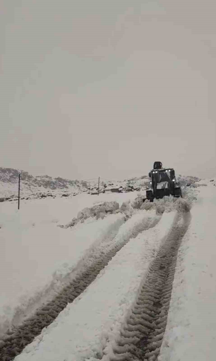 Çermik’te Kardan Dolayı Kapanan Mahalle Yolları Ulaşıma Açıldı