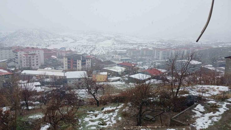 Kulp’ta Yağmur Yerini Kar Yağışına Bıraktı