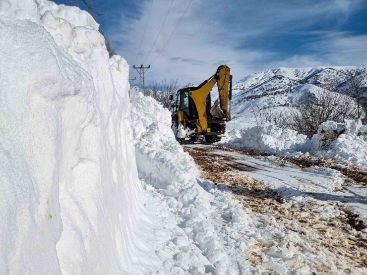 Kırsal Mahallelerde Karla Mücadele Devam Ediyor