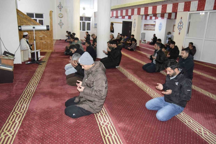 Dicle’de Miraç Kandili Dualarla İdrak Edildi