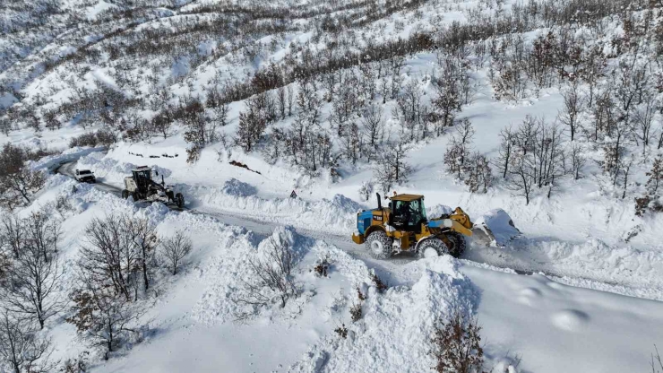 Çüngüş’te Bin 500 Metre Rakımda Yollar Kardan Temizleniyor