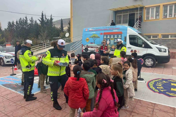 Gaziantep’te Jandarmadan 126 Öğrenciye Trafik Eğitimi
