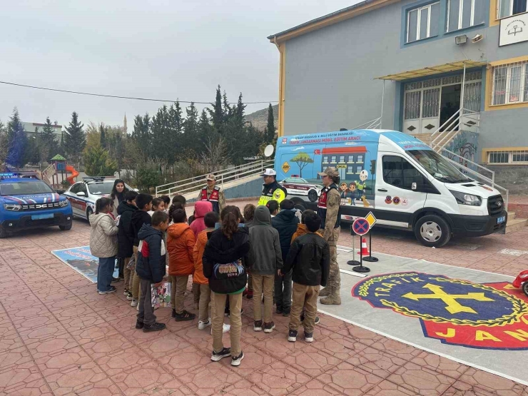 Gaziantep’te Jandarmadan 126 Öğrenciye Trafik Eğitimi